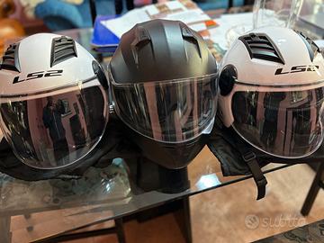 Tre caschi modulari marca LS2.