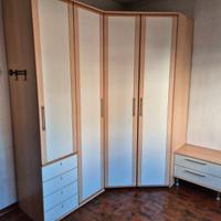 Armadio angolare in legno bianco  +comodino