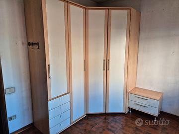 Armadio angolare in legno bianco  +comodino