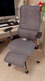Sedia ergonomica con poggiapiedi e poggiatesta