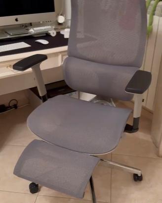 Sedia ergonomica con poggiapiedi e poggiatesta