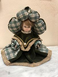 Bella bambola in porcellana dipinta a mano anni 90