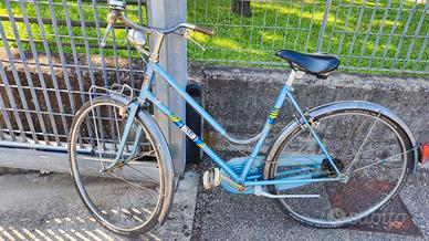 Bici donna classica con portapacchi e luci
