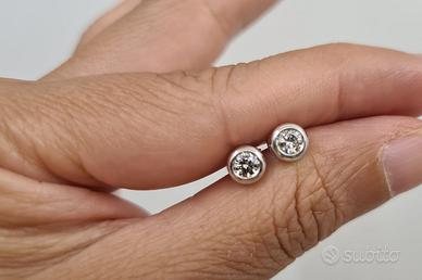 Orecchini Punto Luce 0, 45 ct in Oro 18 kt