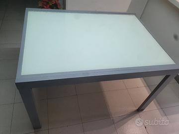 tavolo con piabale in vetro 