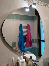 Specchio irregolare e luce led