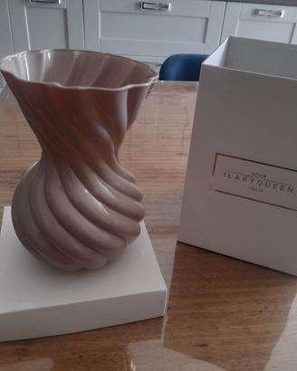 Elegante vaso decorativo con un design a spirale.