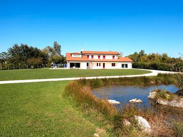 Villa singola con scoperto privato e laghetto