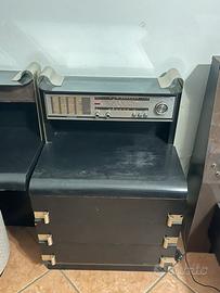 Coppia di comodini vintage con radio integrata