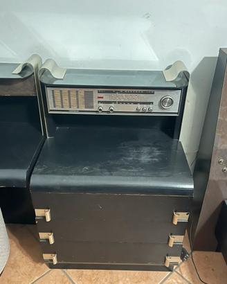 Coppia di comodini vintage con radio integrata