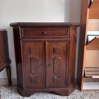 Mobiletto in legno con cassetto e antine