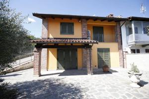 Rustico / Casale di 200 m² con più di 5 locali e b