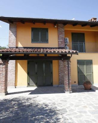 Rustico / Casale di 200 m² con più di 5 locali e b