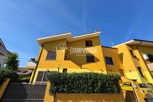 VILLA A SCHIERA DI TESTA PARI AL NUOVO