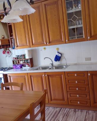 Cucina completa conTavolo e sedie