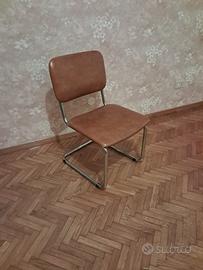 Sedia in stile Cantilever: comfort e personalità