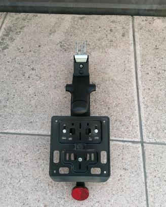Porta targa di serie Aprilia Dorsoduro