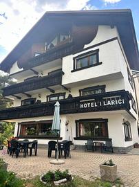 Palazzo / Stabile di 1000 m² con più di 5 locali a