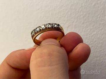 anello in oro con diamanti naturali
