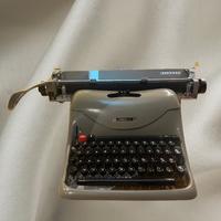 Macchina da scrivere Olivetti