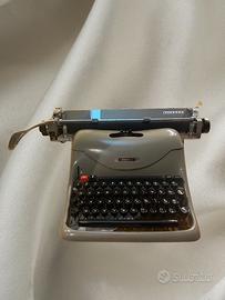 Macchina da scrivere Olivetti