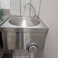 Lavamani con pulsante a ginocchio