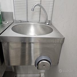 Lavamani con pulsante a ginocchio