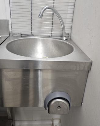 Lavamani con pulsante a ginocchio