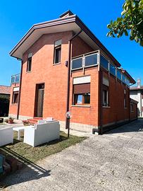 Affascinante villa in mattoni faccia a vista