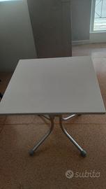 Tavolo pieghevole in plastica