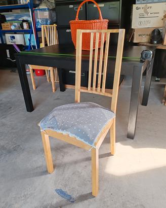 4 sedie in legno chiaro. 