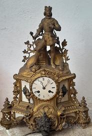 Orologio antico con mensola