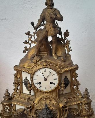 Orologio antico con mensola