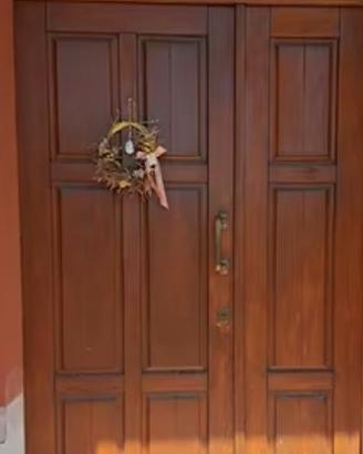 Portone d'ingresso in legno massiccio