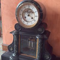 Orologio antico con coppia di candelabri