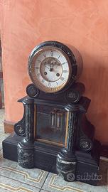 Orologio antico con coppia di candelabri