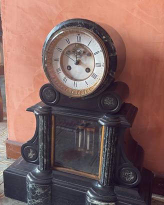 Orologio antico con coppia di candelabri