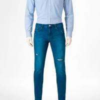 Camicia azzurra e jeans blu