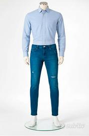Camicia azzurra e jeans blu
