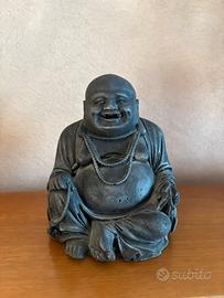 Budda che ride in lava dell’Etna