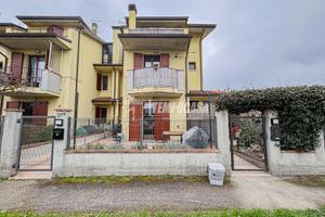 VILLA A SCHIERA CON GIARDINO A BAGNAROLA