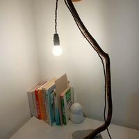 lampada da tavolo il legno, ottone e cemento 