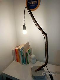 lampada da tavolo il legno, ottone e cemento 