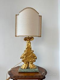 Antica lampada in legno con grifone scultura