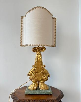 Antica lampada in legno con grifone scultura