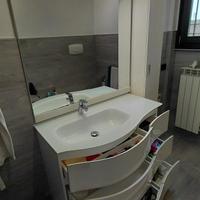 Mobile bagno con specchio e armadietto