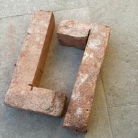 Mattoni vecchi tagliati ad angolo