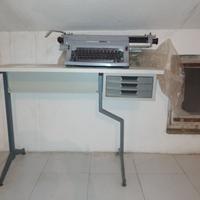 Macchina da scrivere Olivetti linea 88 con tavolin