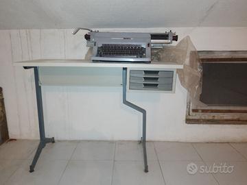 Macchina da scrivere Olivetti linea 88 con tavolin