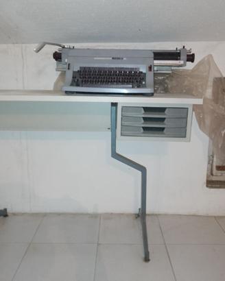 Macchina da scrivere Olivetti linea 88 con tavolin
